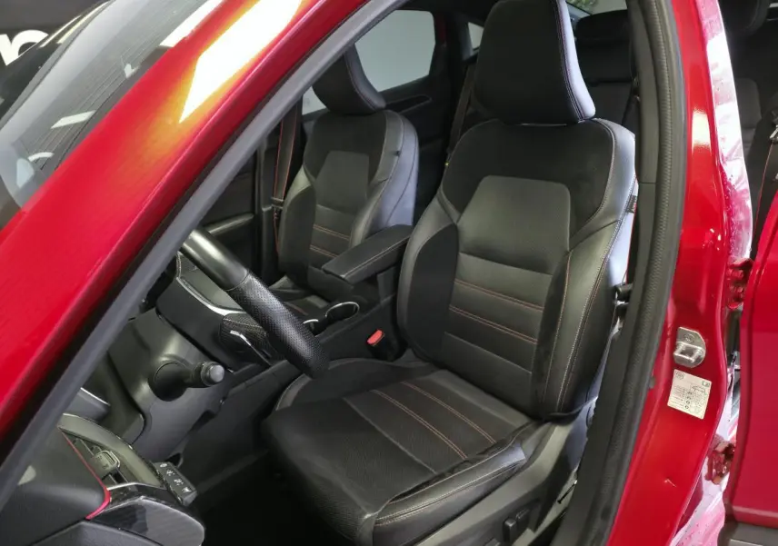 Intérieur avant droit du Renault Arkana rouge avec sièges cuir suédine noirs et surpiqûres rouges R.S. Line