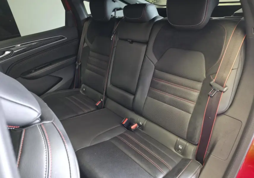 Vue intérieure sur la banquette arrière noire avec surpiqûres rouges du Renault Arkana R.S. Line 2023 rouge Flamme.