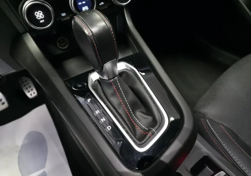 Le levier de vitesses automatique noir avec surpiqûres rouges de la Renault Arkana R.S. Line 2023 vue en gros plan intérieur.