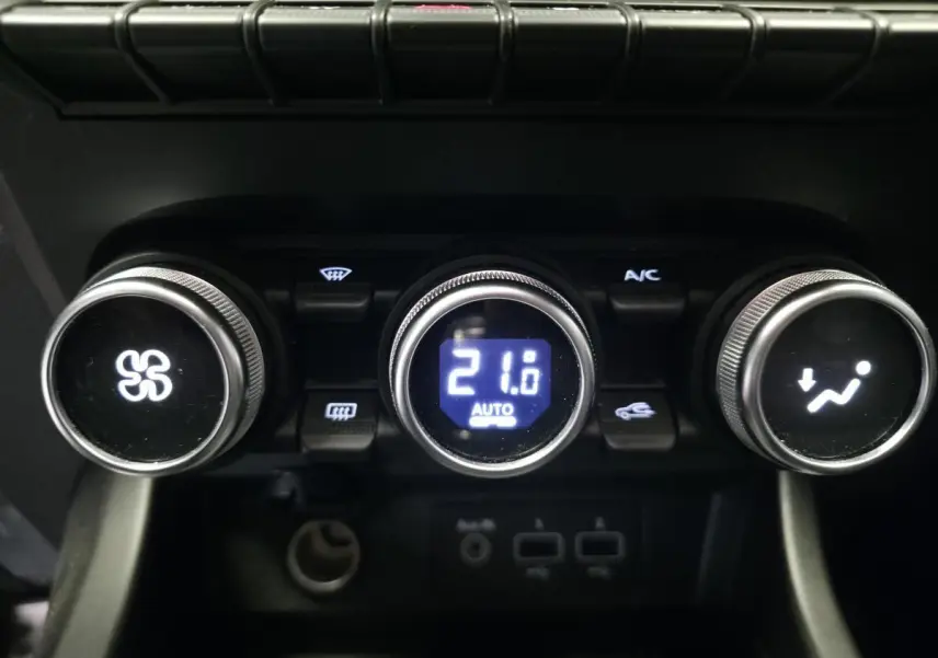 Commandes de climatisation automatique du Renault Arkana R.S. Line 2023 avec affichage digital à 21°C.