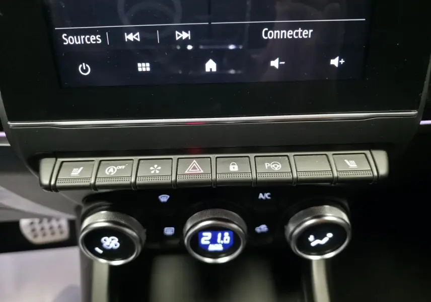 Gros plan sur les commandes de climatisation et boutons multifonctions du tableau de bord noir du Renault Arkana rouge 2023.