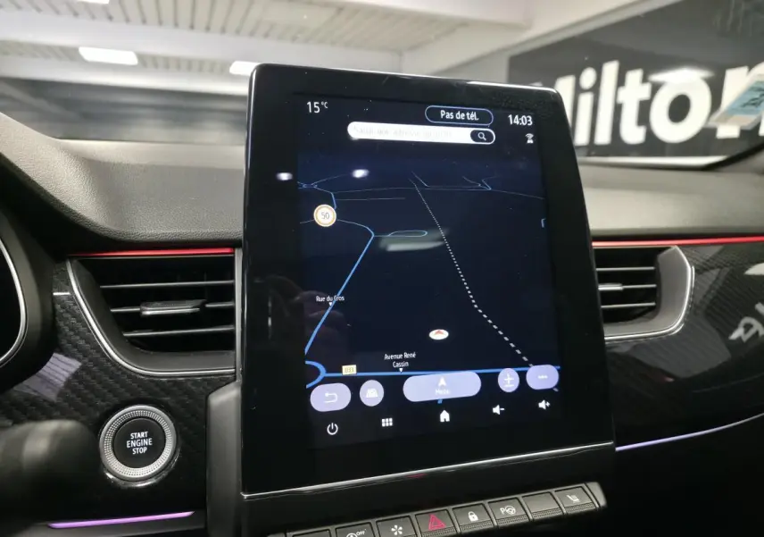 Écran tactile vertical du système multimédia Easy Link dans l'habitacle du Renault Arkana R.S. Line 2023.
