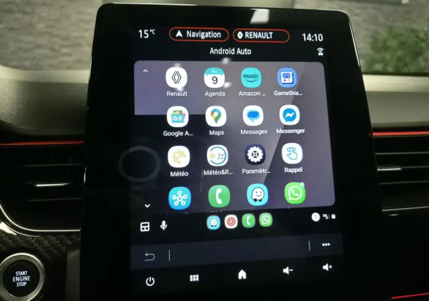 Écran tactile central du Renault Arkana 2023 affichant Android Auto avec ambiance intérieure noire et bandeau rouge.