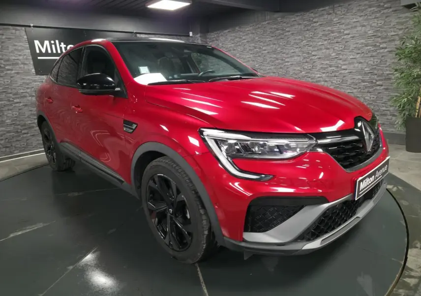 Renault Arkana rouge flamme en 3/4 avant droit, avec jantes noires et calandre noir brillant R.S. Line.