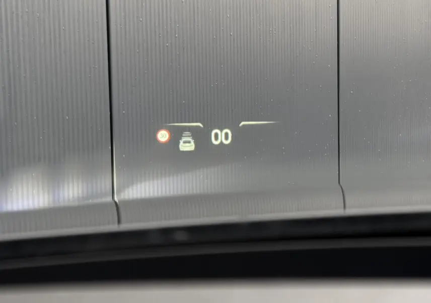 Affichage tête haute du DS4 2025 en gris Platinium, montrant la limite de vitesse et l'alerte de distance frontale.