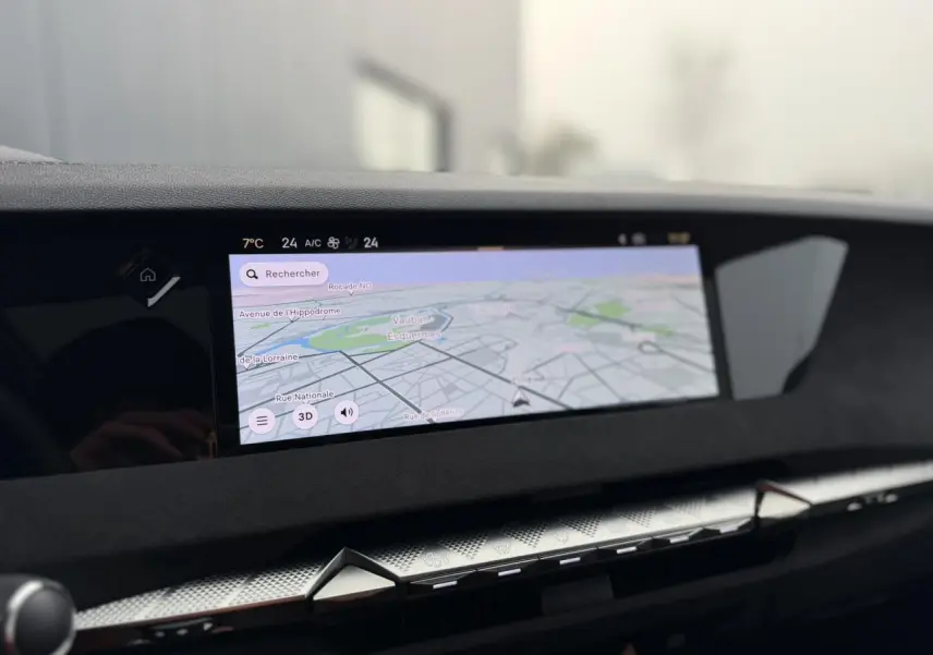 Vue rapprochée de l’écran tactile 10'' HD du tableau de bord du DS4 2025 avec navigation affichée.