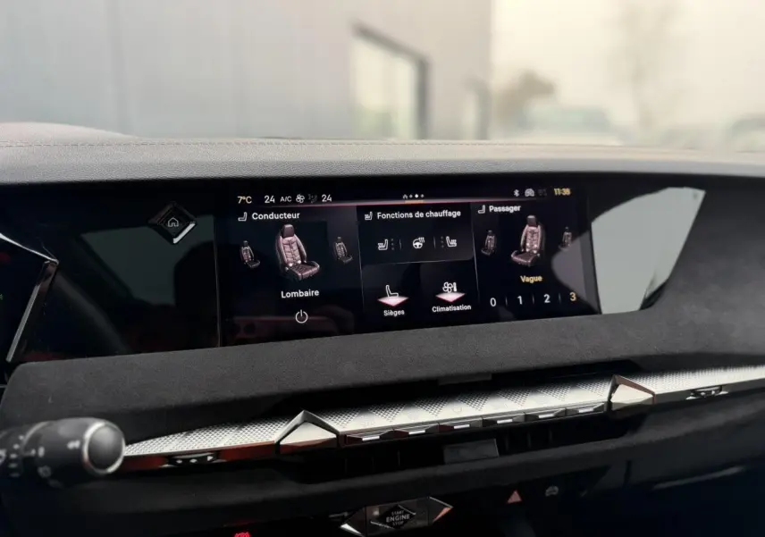 Vue rapprochée du tableau de bord du DS4 2025 avec écran tactile affichant les fonctions de chauffage des sièges.