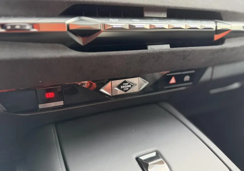 Détail du tableau de bord noir Alcantara du DS4 2025 avec bouton Start Engine Stop et commandes éclairées.