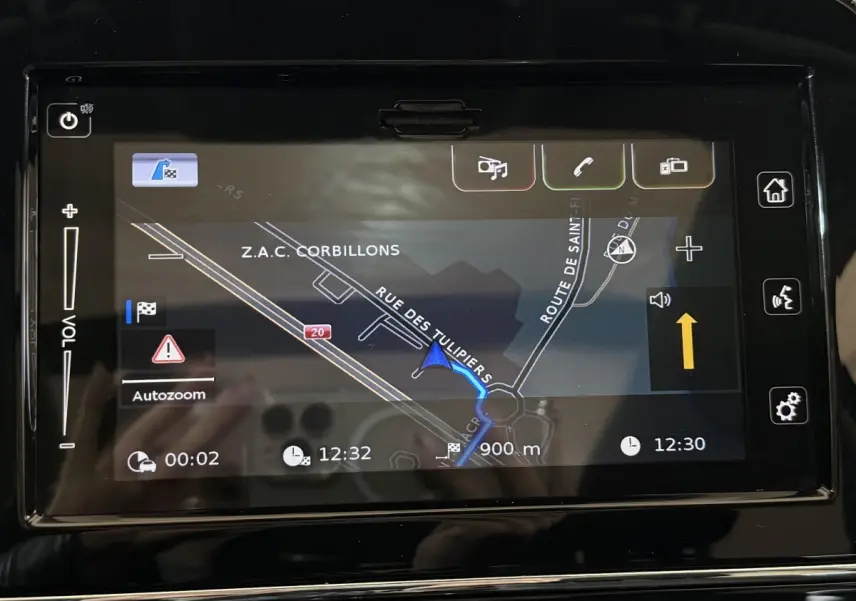 Écran tactile central du Suzuki Vitara noir 2022 affichant la navigation GPS avec itinéraire en cours.