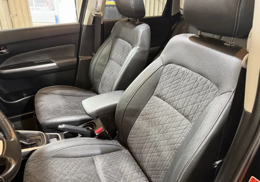 Vue intérieure côté avant droit du Suzuki Vitara 1.5 Dualjet hybrid STYLE 2022, sièges cuir noir matelassé.
