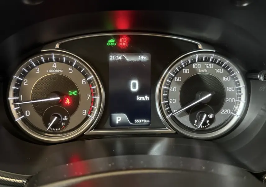 Vue rapprochée du tableau de bord du Suzuki Vitara 1.5 Hybrid, affichage numérique et compte-tours analogique.