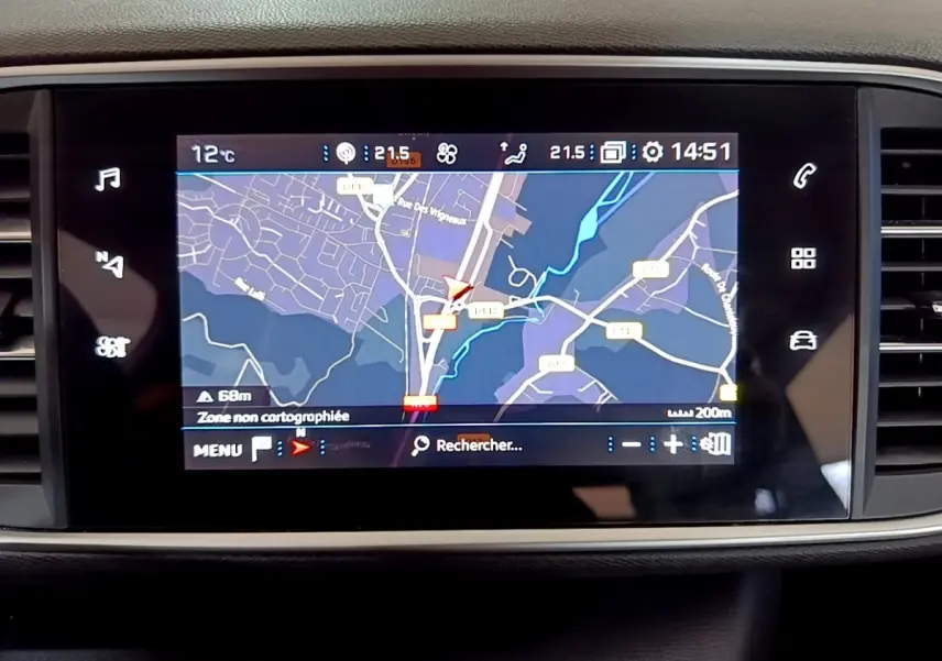 Écran tactile central de navigation 10 pouces dans Peugeot 308 blanc, affichage carte et commandes digitales.