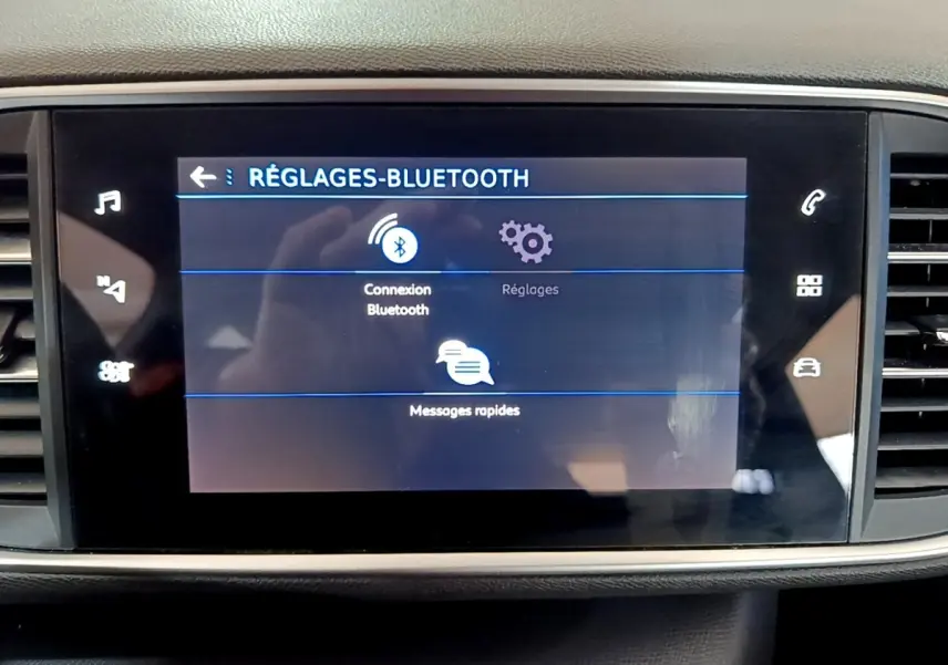 Écran tactile central affichant les réglages Bluetooth dans l’habitacle d’une Peugeot 308, vue de face.