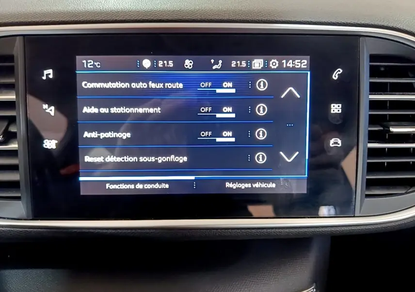 Écran tactile central du tableau de bord de la Peugeot 308 blanc, affichant les réglages d’aide à la conduite.