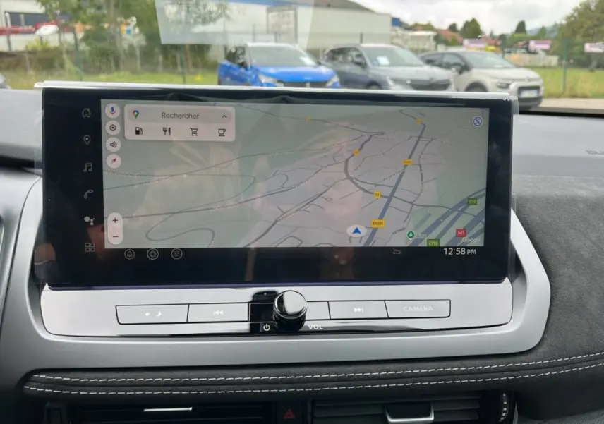 Écran tactile central affichant la navigation GPS dans l'habitacle du Nissan Qashqai E-POWER 205 Tekna Plus.