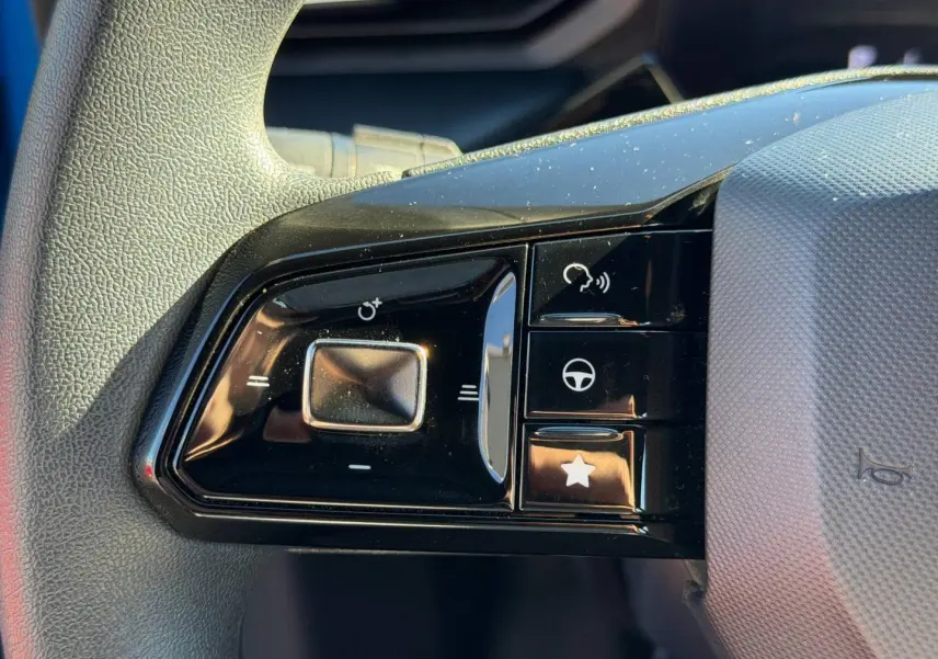 Gros plan sur les commandes noires du volant multifonction côté gauche du MG3 1.5 Hybrid+ 2024 Como Blue.