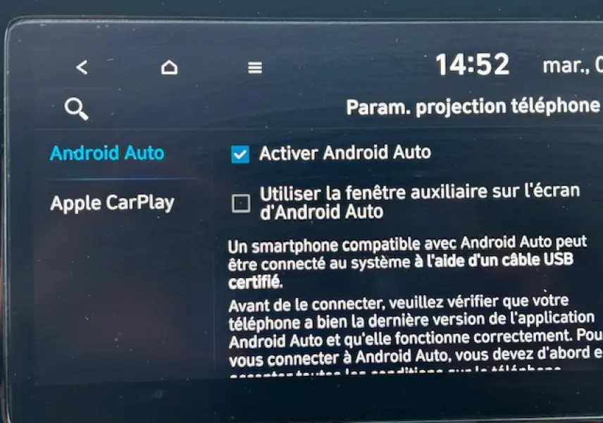 Écran tactile du système multimédia Hyundai Tucson 2022 affichant les options Android Auto et Apple CarPlay activables.