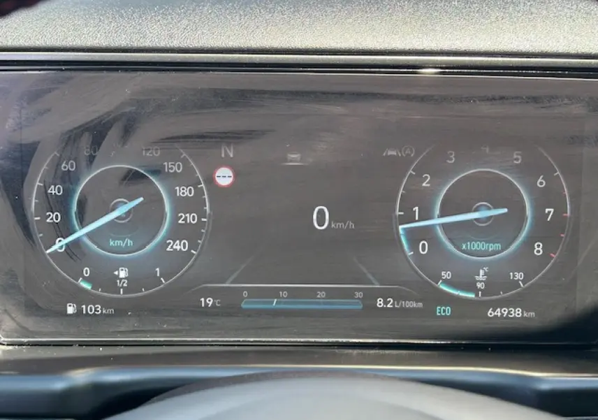 Compteurs numériques 10,25'' du Hyundai Tucson IV N-Line affichant vitesse, régime et consommation en mode Eco.