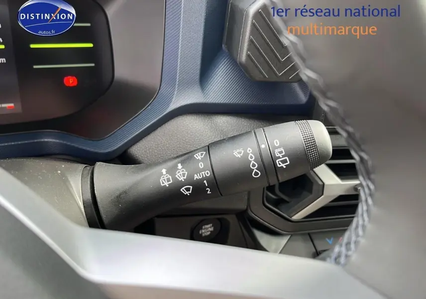 Gros plan sur la commande d'essuie-glace du tableau de bord du Dacia Duster gris schiste 2025.