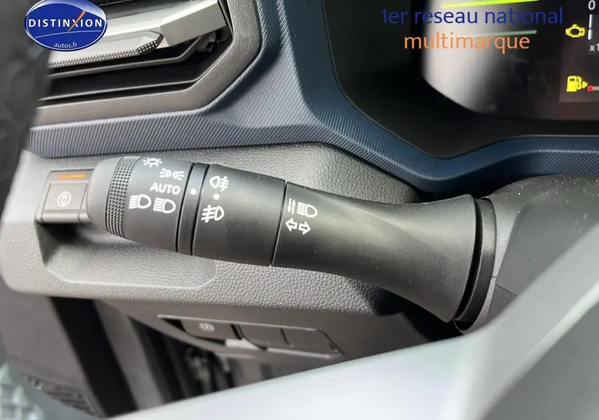 Commande des phares et clignotants en gros plan dans l'habitacle du Dacia Duster gris schiste 2025