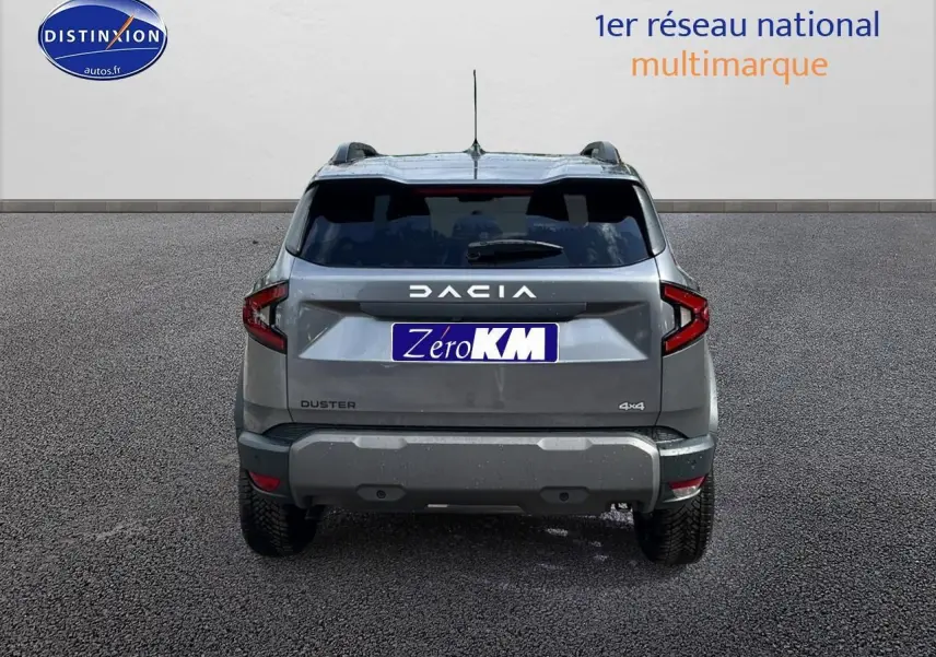 Vue arrière du Dacia Duster gris schiste 2025 avec logo et plaques visibles sur fond neutre.