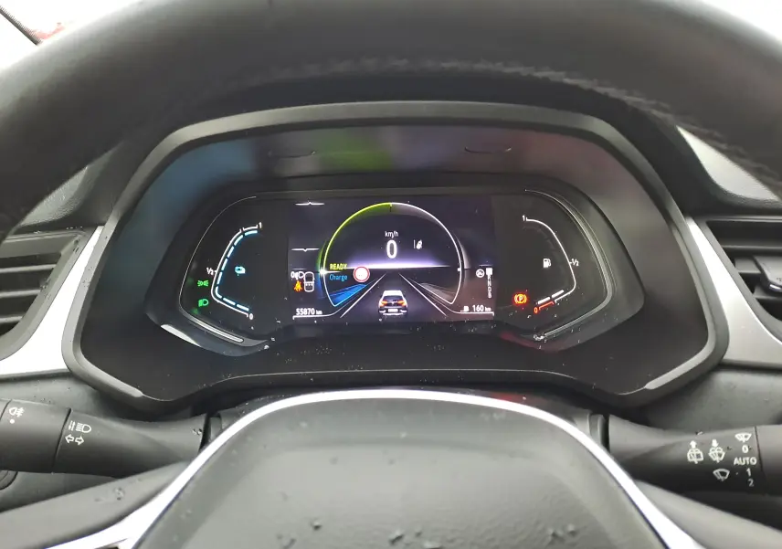Vue rapprochée du tableau de bord numérique du Renault Captur 1.6 E-TECH Hybrid 2022, affichage en mode prêt et vitesse zéro.