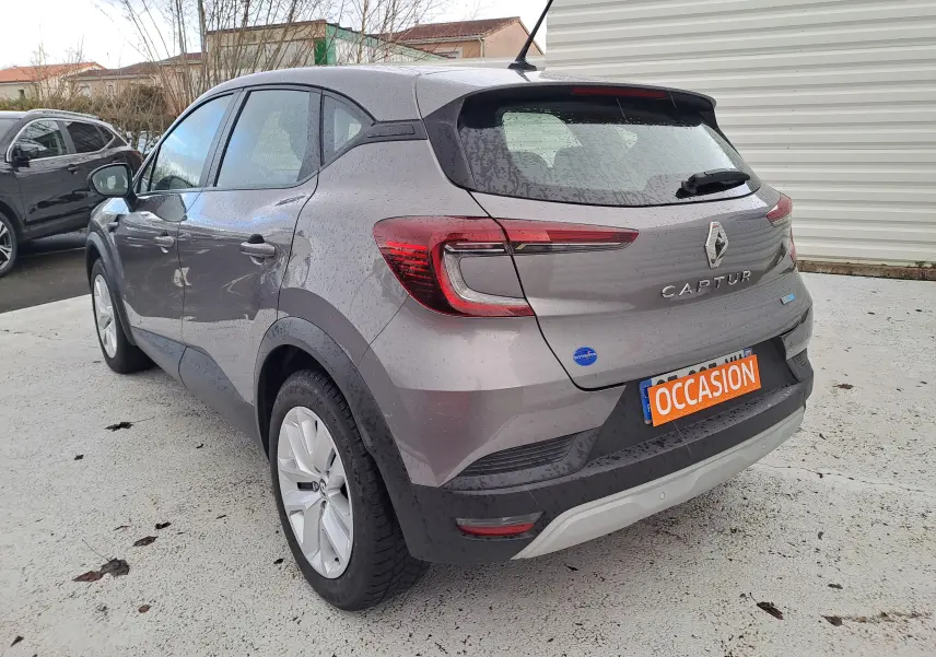 Vue 3/4 arrière droite d'un Renault Captur gris Cassiopée métallisé avec feux arrière LED et plaque occasion.