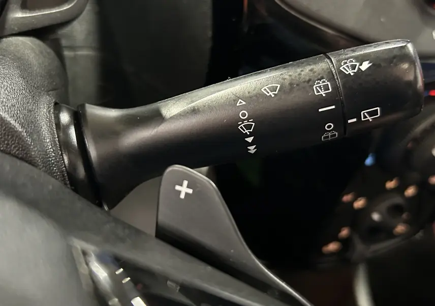 Gros plan sur la commande d'essuie-glace et la palette de changement de vitesse d'une Citroën C1 rouge de 2019.