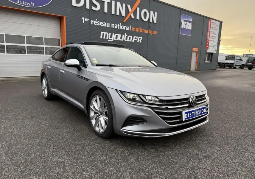 Volkswagen Arteon gris pyrite métallisé vue 3/4 avant avec jantes alliage 19 pouces Chennai argent