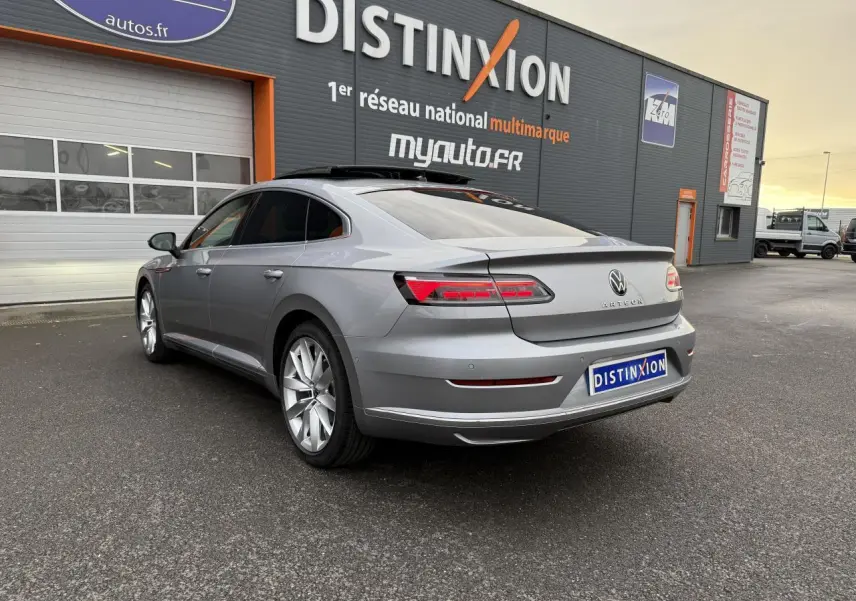 Volkswagen Arteon gris pyrite métallisé vue 3/4 arrière droit avec toit ouvrant panoramique ouvert.