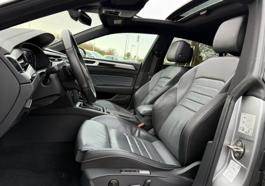 Intérieur avant droit de la Volkswagen Arteon 2021 avec sièges cuir Nappa gris et toit ouvrant panoramique ouvert