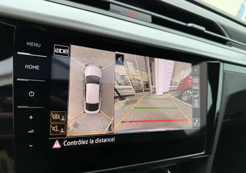Écran tactile du système de navigation Discover Pro affichant la vue 360° et caméra de recul du Volkswagen Arteon gris pyrite.