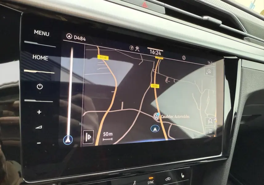 Écran tactile central du système de navigation Discover Pro dans l'habitacle d'une Volkswagen Arteon 2021.