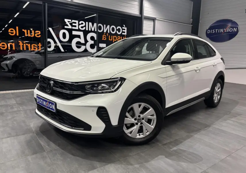 Volkswagen Taigo blanc en vue 3/4 avant droit, avec jantes alliage léger et calandre noire brillante.