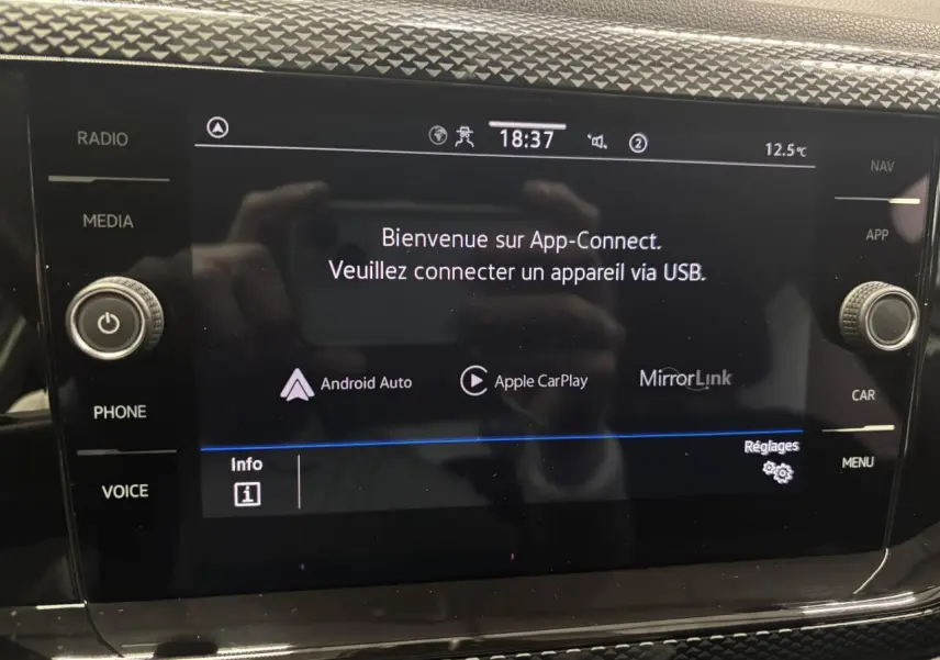 Écran tactile central du Volkswagen Taigo blanc 2023 affichant l'interface App-Connect avec options USB.