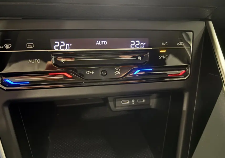 Gros plan sur la console centrale du Volkswagen Taigo 2023 avec affichage digital de la climatisation et ports USB-C.
