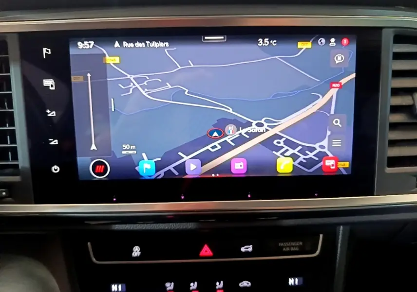 Écran tactile 9,2 pouces du système de navigation 3D du tableau de bord d’un SEAT Ateca 2022, vue intérieure.