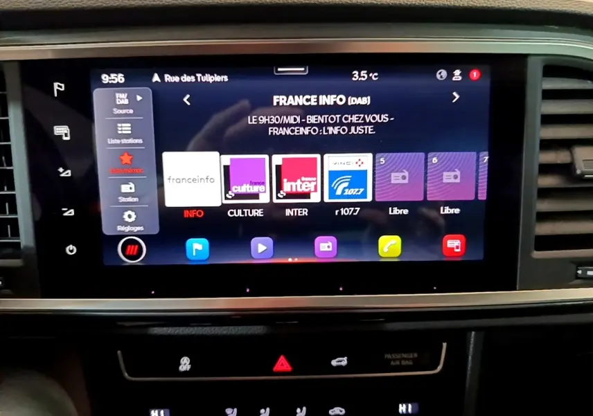Écran tactile central 9,2 pouces du SEAT Ateca gris clair 2022 affichant la radio France Info en intérieur.