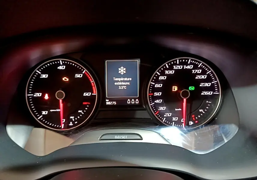 Tableau de bord du SEAT Ateca gris clair 2022, affichage digital central indiquant 3,5°C et compteurs analogiques.