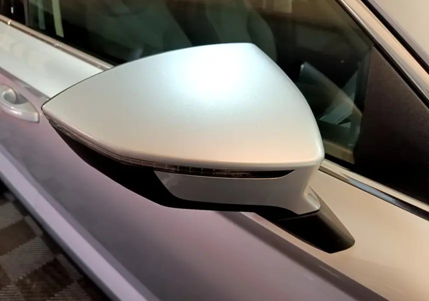 Rétroviseur côté gauche gris clair du SEAT Ateca 2022, avec clignotant intégré et carrosserie visible en arrière-plan.