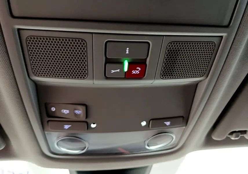 Vue en gros plan du plafonnier gris clair du SEAT Ateca 2022 avec boutons SOS et éclairages intégrés.