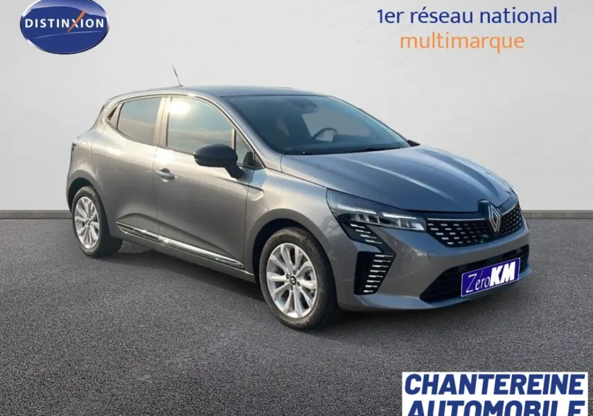 Vue 3/4 avant droite d'une Renault Clio gris métallisé avec phares LED et calandre moderne.