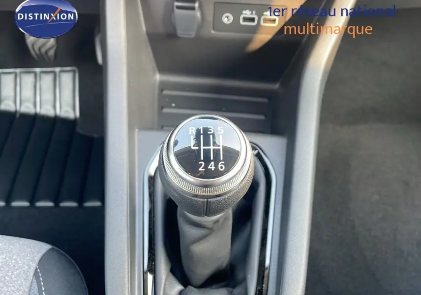 Le levier de vitesses manuel de la Renault Clio Evolution Blue dCi 100, vue rapprochée de l'intérieur central.