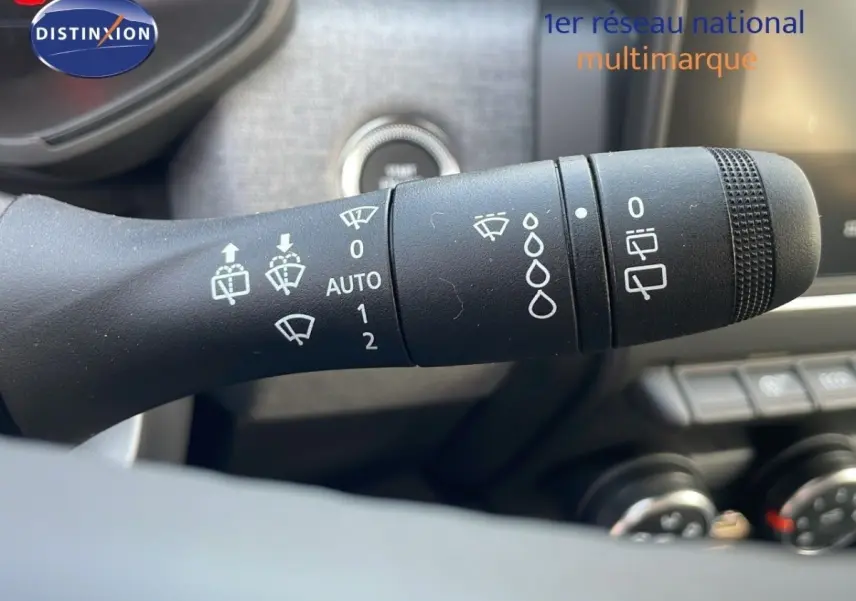 Gros plan sur la commande d’essuie-glace noire à gauche du volant dans l’habitacle d’une Renault Clio 2025.