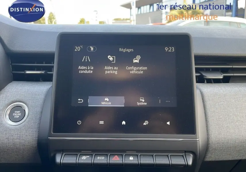Écran tactile central de la Renault Clio Evolution Blue dCi 100 2025, vue frontale intérieure avec commandes et bouton Start/Stop.