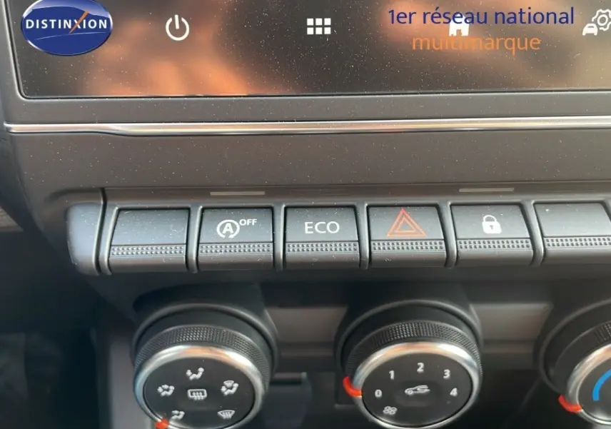 Gros plan sur la console centrale de la Renault Clio Evolution Blue dCi 100, boutons de climatisation et mode ECO visibles.