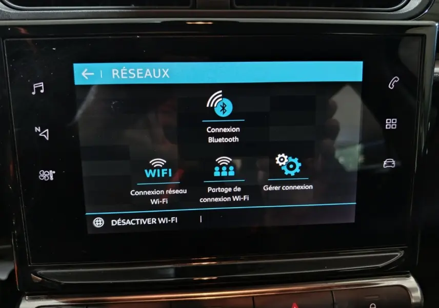 Écran tactile central de la Citroën C3 2024 affichant les options de connexion Wi-Fi et Bluetooth, intérieur noir.