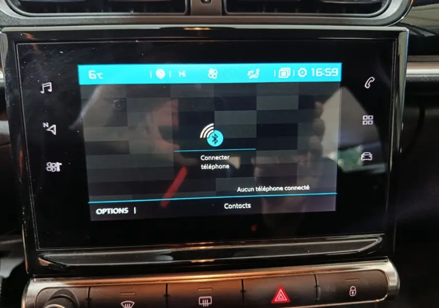 Écran tactile central de la Citroën C3 2024 gris foncé affichant la connexion Bluetooth, avec commandes climatisation en dessous.
