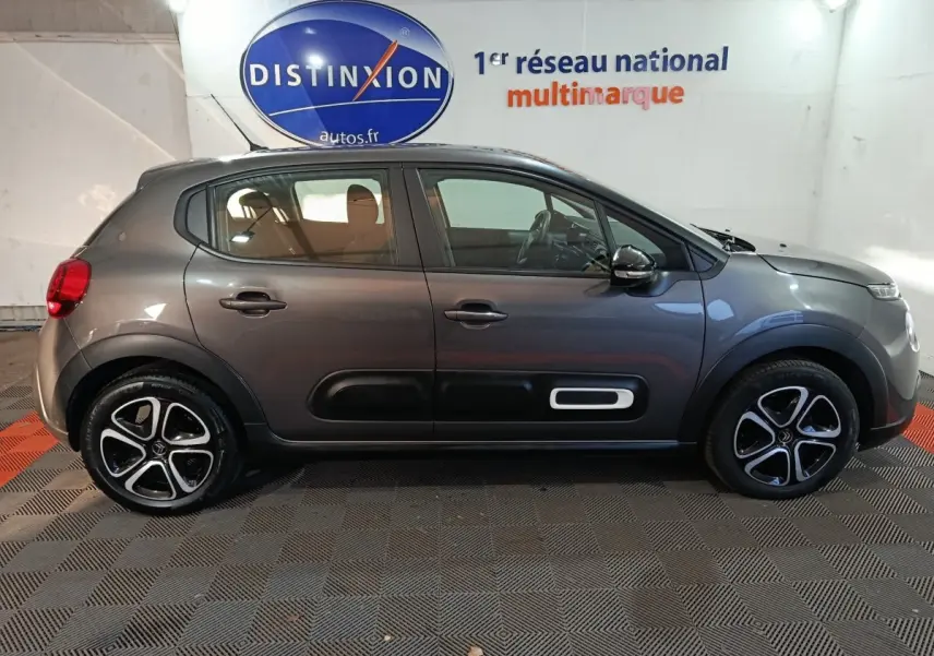 Profil droit d'une Citroën C3 2024 gris foncé avec protections latérales noires et jantes bi-ton.