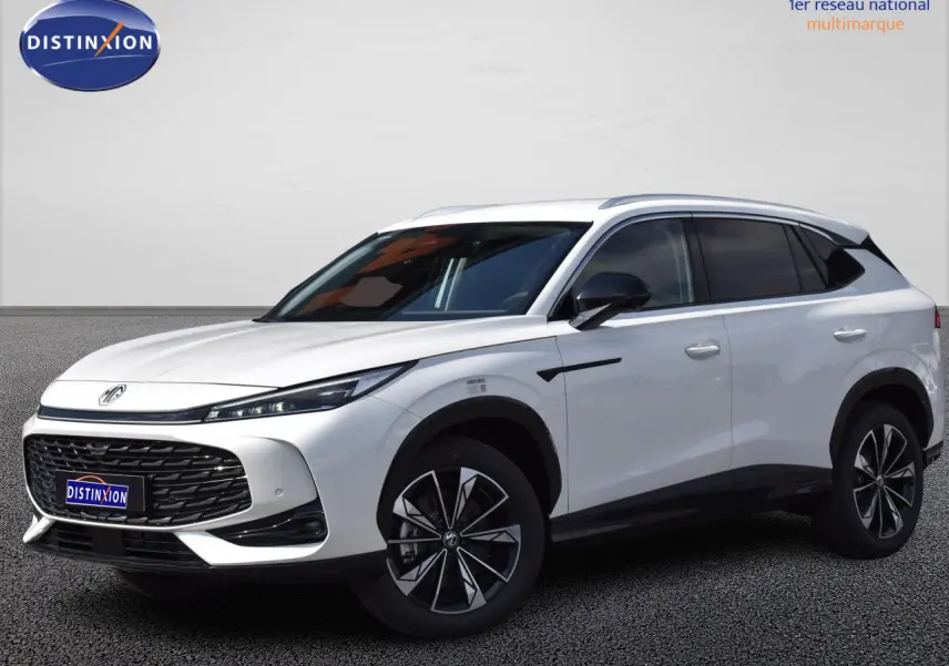 Vue 3/4 avant d’un SUV MG EHS blanc avec calandre noire et jantes alliage au design moderne.